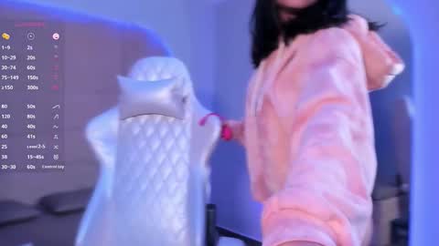 hannahmonttgomery  Help me reach 100 Hands up online show from 03.01.26