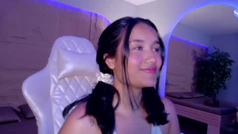 hannahmonttgomery  Help me reach 100 Hands up online show from 04.14.26