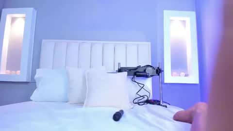 HannaPaola online show from 10.22.25