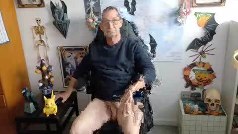 Snapshot of hansi63 chatting on 10.15.25 charly online show from 10.15.25