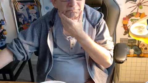 Snapshot of hansi63 chatting on 10.16.25 charly online show from 10.16.25