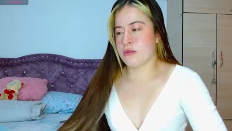 Snapshot of hanssel_tess chatting on 10.19.25 isabella   online show from 10.19.25