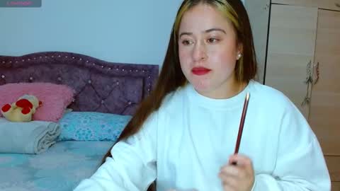 Snapshot of hanssel_tess chatting on 10.23.25 isabella   online show from 10.23.25