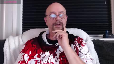 Snapshot of hardmrlazy chatting on 12.02.24 MrLazy online show from 12.02.24