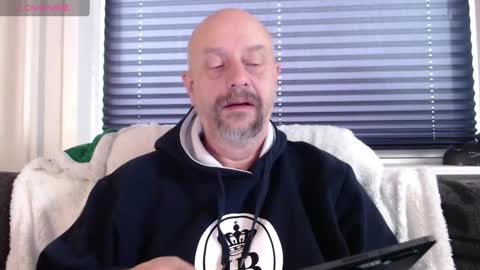 Snapshot of hardmrlazy chatting on 12.04.24 MrLazy online show from 12.04.24