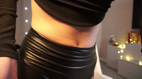 Snapshot of harrieteasley chatting on 12.18.24 Call Me Tate its my fourth day here i hope we can to be friends and not only online show from 12.18.24