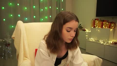 Snapshot of harrieteasley chatting on 12.27.24 Call Me Tate its my fourth day here i hope we can to be friends and not only online show from 12.27.24