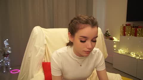 Snapshot of harrieteasley chatting on 12.28.24 Call Me Tate its my fourth day here i hope we can to be friends and not only online show from 12.28.24