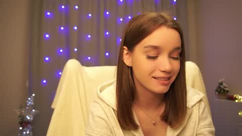 Snapshot of harrieteasley chatting on 01.13.25 Call Me Tate its my fourth day here i hope we can to be friends and not only online show from 01.13.25