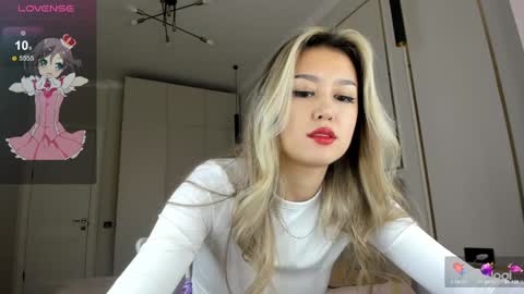 Snapshot of hee_nomy chatting on 01.09.25 Nomy3 online show from 01.09.25