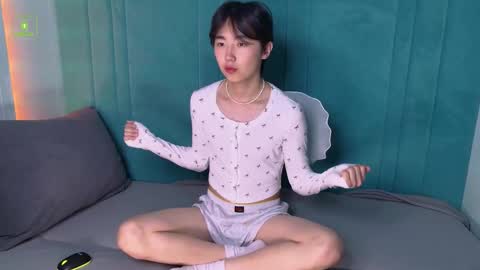 HEEJIN online show from 10.18.25