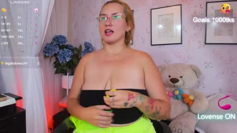 Snapshot of heidishayk chatting on 12.18.24 ANTARA REY online show from 12.18.24