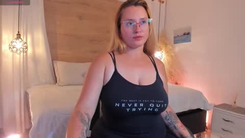 Snapshot of heidishayk chatting on 10.27.25 ANTARA REY online show from 10.27.25