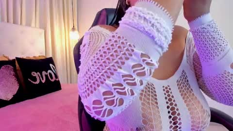 Snapshot of heidyblue chatting on 10.28.25              online show from 10.28.25