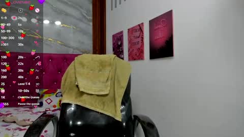 Snapshot of helen_russoo chatting on 04.15.26 Helen online show from 04.15.26