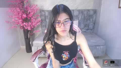 Snapshot of helena1_s chatting on 09.22.25 helena1_s online show from 09.22.25