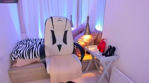 Snapshot of helenaregal chatting on 02.12.25 Helena online show from 02.12.25