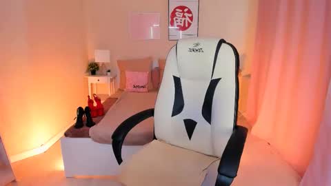 Snapshot of helenaregal chatting on 10.18.25 Helena online show from 10.18.25