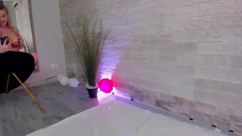 Snapshot of helenceccile chatting on 03.13.26 Helen online show from 03.13.26