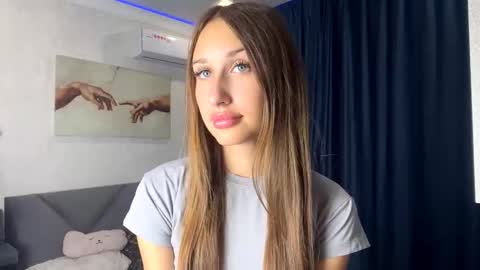 Snapshot of helenjoyne chatting on 09.25.25 Chloe online show from 09.25.25