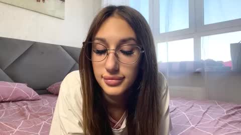 Snapshot of helenjoyne chatting on 10.17.25 Chloe online show from 10.17.25