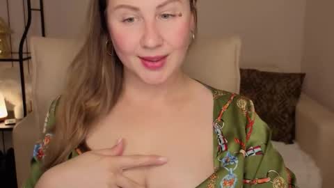 Snapshot of helens_lov chatting on 10.11.25 Helen online show from 10.11.25