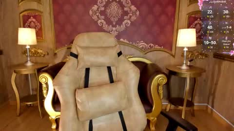 Snapshot of helenstanfordd chatting on 10.08.25 Helen or Hells online show from 10.08.25