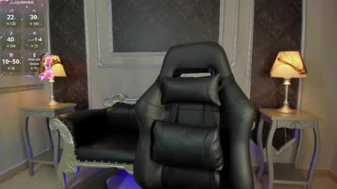 Snapshot of helenstanfordd chatting on 10.16.25 Helen or Hells online show from 10.16.25