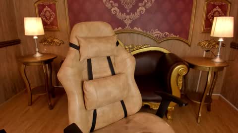 Snapshot of helenstanfordd chatting on 10.20.25 Helen or Hells online show from 10.20.25