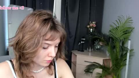 Snapshot of hella_schiele chatting on 10.23.25 Hella online show from 10.23.25