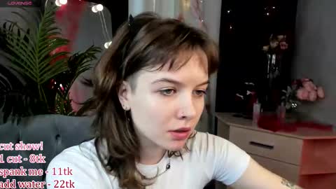 Snapshot of hella_schiele chatting on 10.27.25 Hella online show from 10.27.25