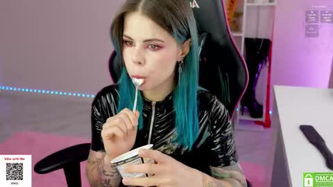 Snapshot of hellokittyalice chatting on 10.21.25 Alice online show from 10.21.25