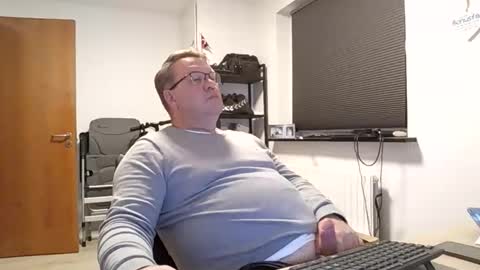 Snapshot of henrikrp1971 chatting on 11.23.25 henrikrp1971 online show from 11.23.25