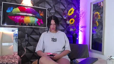 Snapshot of hera_divine chatting on 12.20.24 HERA online show from 12.20.24