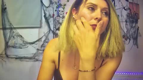 Hestesiaxx online show from 10.16.25