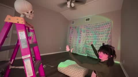 Snapshot of hexivu chatting on 12.15.24 salem online show from 12.15.24