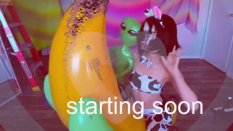 Snapshot of hexivu chatting on 10.13.25 salem online show from 10.13.25