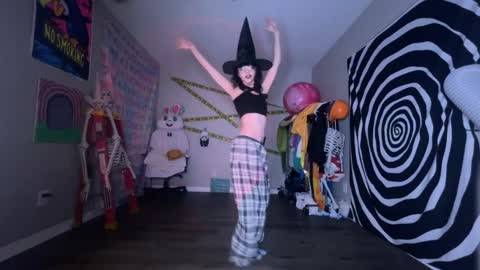 Snapshot of hexivu chatting on 10.19.25 salem online show from 10.19.25