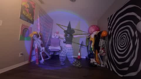 Snapshot of hexivu chatting on 10.20.25 salem online show from 10.20.25