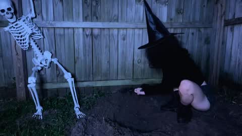 Snapshot of hexivu chatting on 10.29.25 salem online show from 10.29.25