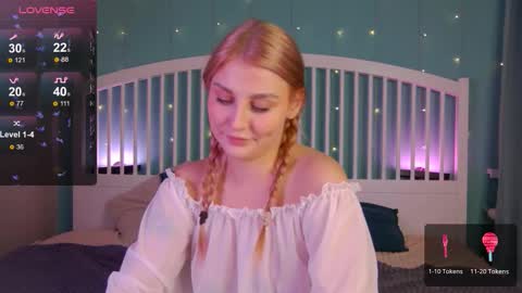 Snapshot of hey_cassie chatting on 10.02.25 hey_cassie online show from 10.02.25