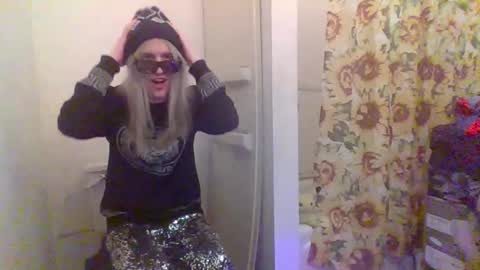 Snapshot of hey_mikky chatting on 02.12.25 hey_mikky online show from 02.12.25