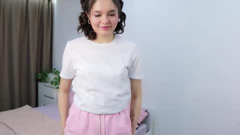 Snapshot of heyim_laura chatting on 11.04.25 Laura online show from 11.04.25