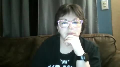 Snapshot of hippihope420 chatting on 02.12.25 Bella online show from 02.12.25