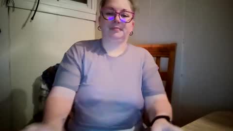 Snapshot of hippihope420 chatting on 10.05.25 Bella online show from 10.05.25