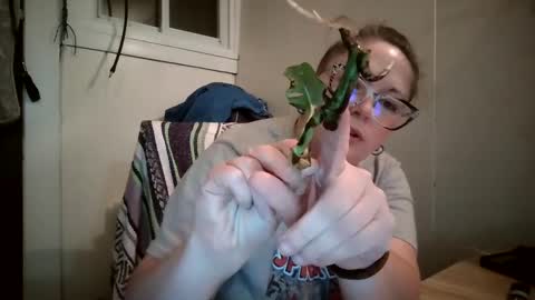 Snapshot of hippihope420 chatting on 10.09.25 Bella online show from 10.09.25