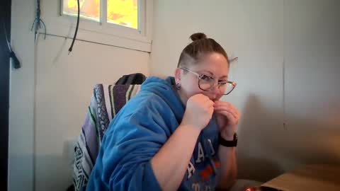 Snapshot of hippihope420 chatting on 10.10.25 Bella online show from 10.10.25