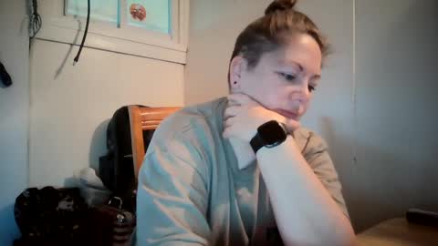 Snapshot of hippihope420 chatting on 10.21.25 Bella online show from 10.21.25