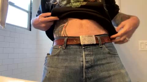 Snapshot of hippybiker chatting on 01.19.25 hippybiker online show from 01.19.25