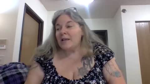 hippysnewhere online show from 04.29.26